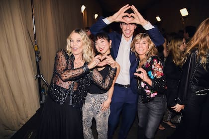 Las empresarias Josefina Helguera y Sol Acuña se permitieron un momento de diversión y jugaron frente a las cámaras con Esteban Lamothe y Débora Nishimoto. En este evento no faltó ni amor ni buena onda