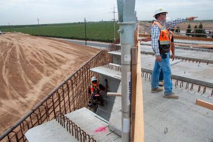 Las empresas constructoras buscan trabajadores latinos para trabajar en sus proyectos. Foto: Archivo.
