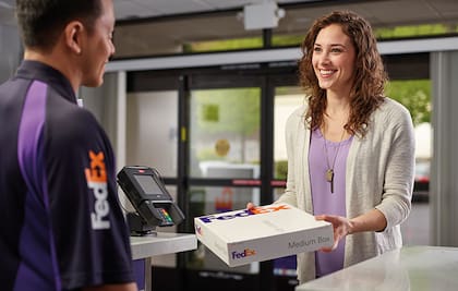 las empresas de courier internacional son más rápidas , pero también más costosas