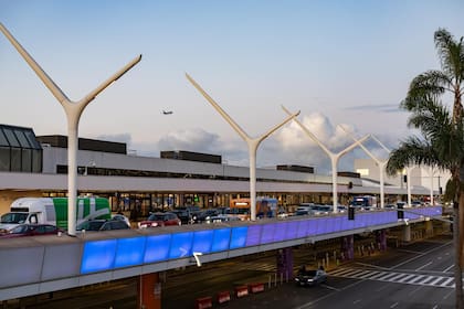 Las empresas de transporte privado podrían aumentar sus tarifas en el punto de recogida de LAX debido a las nuevas reglas (Archivo)