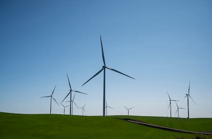 Las empresas generadoras de energía renovable construyen parques eólicos y solares no en las zonas con mejores condiciones naturales, sino en aquellos lugares donde hay capacidad disponible en las líneas de alta tensión para despachar la energía