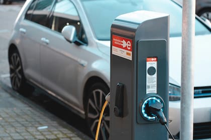 Las empresas instalan puntos de carga dentro de sus instalaciones