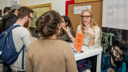 Las empresas reclutan a los graduados y estudiantes