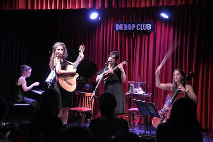 Las encantadoras chicas de La Impertinente Señorita Orquesta