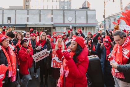 Las enfermeras de Nueva York continúan con la huelga en reclamo por mejoras en las condiciones laborales