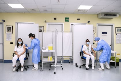 Las enfermeras del Hospital de Cremona, Isabella Palazzini y Clorinda Degano, reciben la vacuna Pfizer-BioNTech Covid-19 en Cremona, Lombardía, Italia 