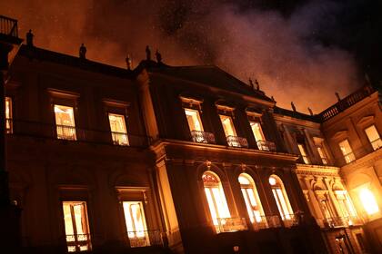 Las enormes llamas, en el Museo Nacional de Río; todavía se desconocen las causas originaron el incendio