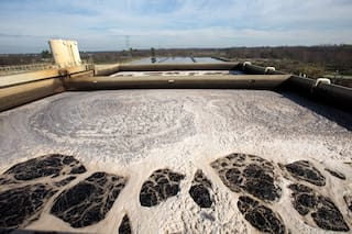 Ceamse: cómo transforman el líquido maloliente de la basura en agua cristalina