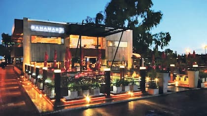 Las ensaladas de Bahamas Club se maridan con una hipnotizante vista al río