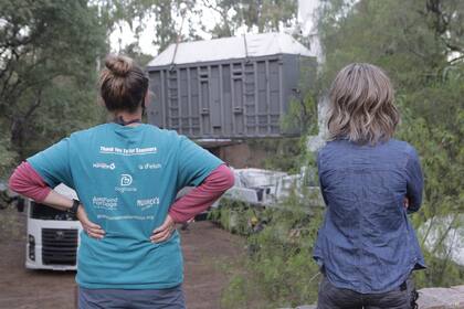 Las entrenadoras Karissa Reinbold y Chrissy Pratt observan la llegada de las cajas en las que Pocha y Guillermina viajarán al santuario