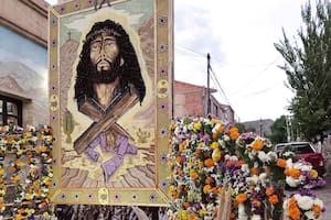 Las obras de arte efímeras creadas en secreto con flores y semillas