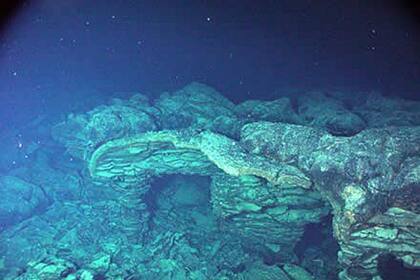 Las erupciones volcánicas pueden tener consecuencias como terremotos de gran magnitud e incluso tsunamis (Foto: Volcano.si.edu)