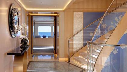 Las escaleras comunican las diferentes cubiertas del yate de lujo. El Aquarius además cuenta con su propio ascensor,