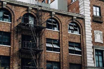Las escaleras de los edificios en Nueva York tienen como origen un incendio