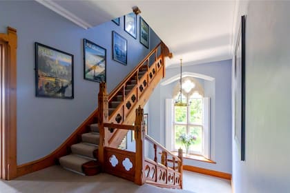 Las escaleras están talladas con cuadrilóbulos, un tipo de ornamentación característica del arte gótico y renacentista.