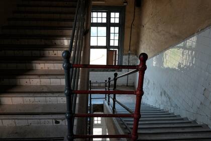 Las escaleras interiores del Hotel de los Inmigrantes, en Retiro, dan cuenta del desgaste de sus escalones por miles de pisadas de las personas que pasaron por allí