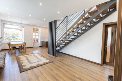 Las escaleras liviana suelen estar hechas con materiales como madera y chapa