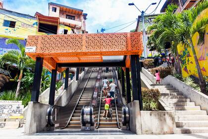 Las escaleras mecánicas fueron pensadas para que los habitantes subieran hacia las zonas altas de la Comuna 13, pero resultaron un atractivo turístico.