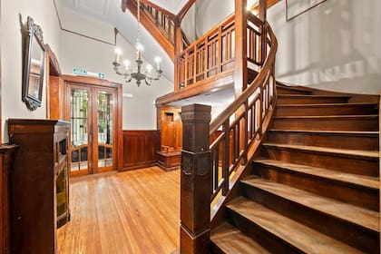 Las escaleras, muebles y pisos de madera prueban su antiguedad