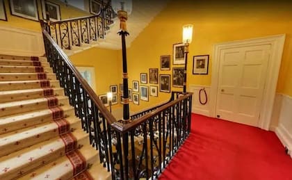 Las escaleras principales están decoradas con los retratos de los ex Primeros Ministros