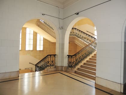 Las escaleras son de gran porte y con detalles de arquitectura florentina