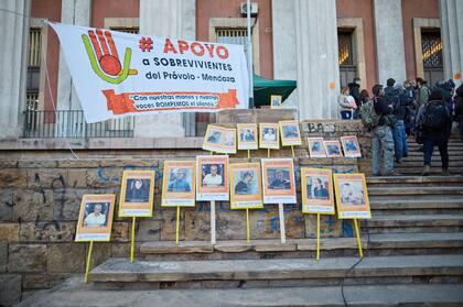 Las escalinatas del Poder Judicial son testigos del dolor y las expectativas de las víctimas y sus familiares. Exigen verdad y justicia contra los autores de los "abominables crímenes".