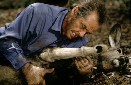 Las escenas de persecución a un ciervo en el bosque se filmaron con un animal disecado y uno mecánico, para evitar protestas y controversias sobre el maltrato animal