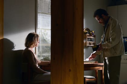 Las escenas interiores de la casa fueron filmadas en un estudio, mientras que la fachada y el jardín se convirtieron en los elementos icónicos que identifican la residencia en la serie