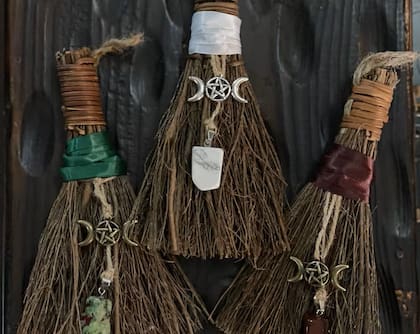 Las escobas de Yule son un símbolo de protección y purificación energética (Etsy)