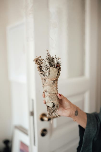 Las escobas herbales ayudan a purificar los hogares de malas energías y a atraer lo positivo (Pexels/furkanfdemir)