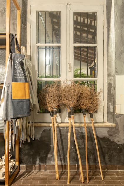 Las escobas paraguayas, un detalle encantador imposible de pasar por alto.