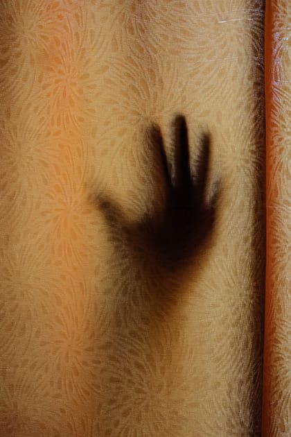 Las escritoras practican ellas mismas una especie de censura, expulsando a las críticas de los grupos y lanzando maldiciones a aquellas jóvenes que sospechan que leen el contenido pese a las restricciones de edad