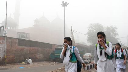 Una espesa neblina gris envolvió la capital de India la contaminación golpea niveles peligrosos. La Asociación Médica India dijo que Nueva Delhi estaba en medio de una "emergencia de salud pública"