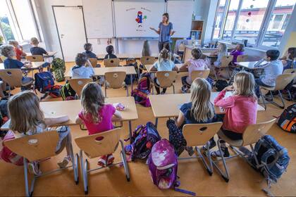 Las escuelas en Alemania apuntan a ventilar mejor las aulas y mantener las clases separadas para que cada estudiante tenga contacto con solo unas pocas docenas de personas y se puedan contener los brotes