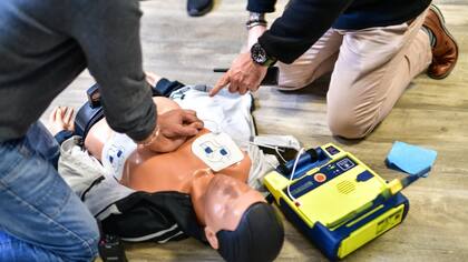 Las escuelas en Illinois deberán ofrecer capacitación en maniobras de emergencia, como el uso de desfibriladores automáticos