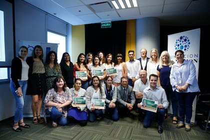 Las escuelas ganadoras y menciones especiales junto a los socios del Premio Comunidad a la educación recibieron su reconocimiento el pasado jueves
