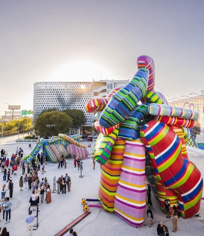 Las esculturas de Marta Minujín instaladas en el Miami Design District