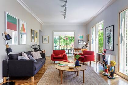 Las esculturas de niños y las piezas de arte gráfico del living ya le dan un aspecto alegre y lúdico.