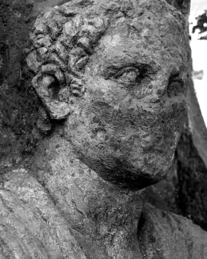 Las esculturas representan a un hombre y a una mujer, ambos custodiaban la entrada a la necrópolis de Porta Sarno