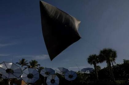 Las esculturas solares de Tomás Saraceno volaron sobre la playa de Miami en 2018