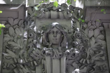 Las esculturas y relieves decorativos son comunes en las fachadas modernistas, representando a menudo motivos naturales, figuras mitológicas o símbolos culturales.
