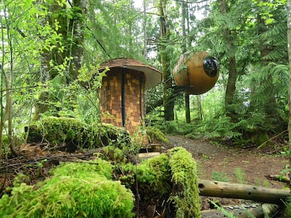 Las esferas del hotel de Tom Chudleigh parecen flotar en medio del bosque de Vancouver, Canadá.
