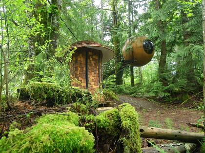 Las esferas del hotel de Tom Chudleigh parecen flotar en medio del bosque de Vancouver, Canadá.