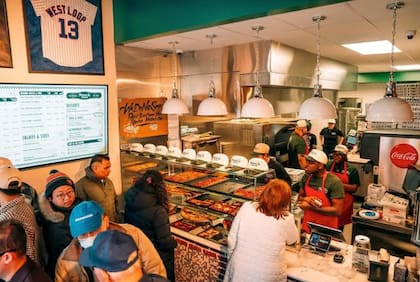 Las especialidades más representativas vienen en corte cuadrado, con masa estilo focaccia, y se sirven individualmente