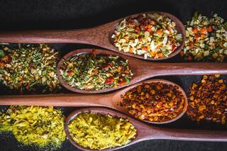 Dos especias para agregar a tus comidas y disminuir el riesgo de tener “colesterol malo”