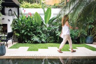 Espejos, mural y pérgola: recursos de un jardín que supo potenciarse