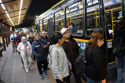 Las esperas entre colectivo y colectivo se expandieron más de lo habitual durante las últimas semanas