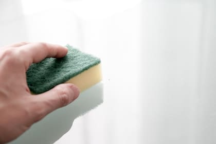 Las esponjas húmedas y con restos de comida crean un ambiente ideal para el crecimiento de bacterias (Foto ilustrativa: PIXABAY)