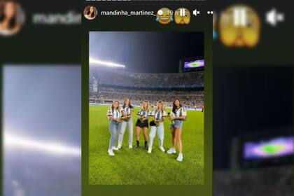 Las esposas de los jugadores  replicaron el especial festejo (Foto Instagram @mandinha_martinez_)