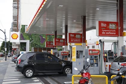 Las estaciones de servicio de Shell están a punto de cambiar de manos y el grupo Vila-Manzano es uno de los principales candidatos a quedarse con el negocio